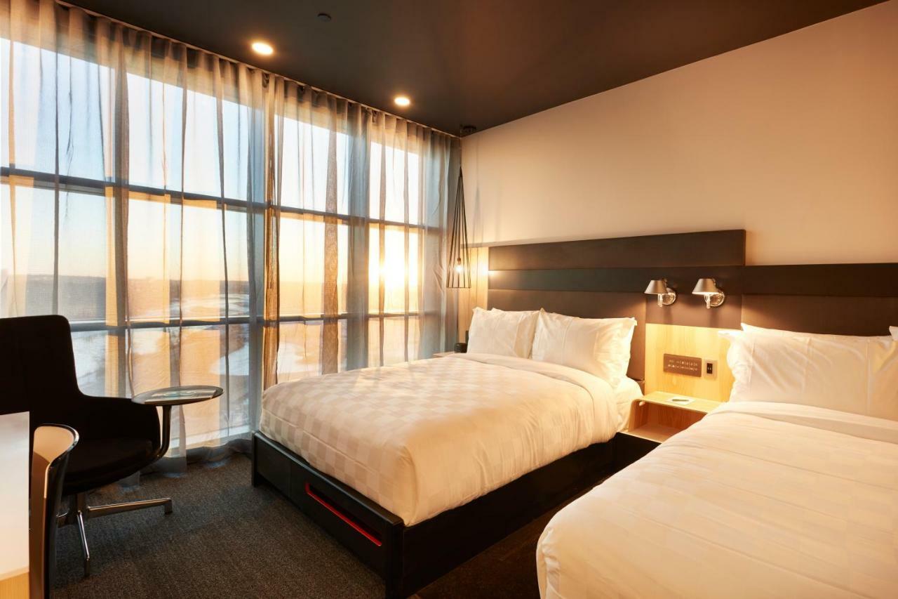 Alt Hotel Calgary East Village エクステリア 写真
